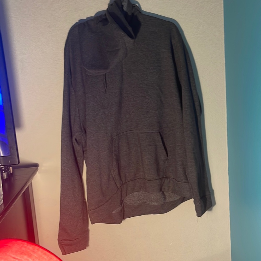 Im selling this hoodie, worn once on a clean body